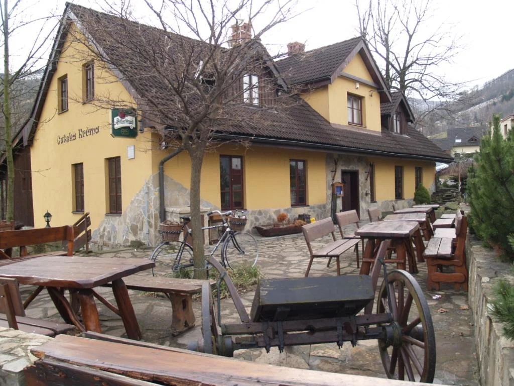 Krčma a předzahrádka — Gutská krčma