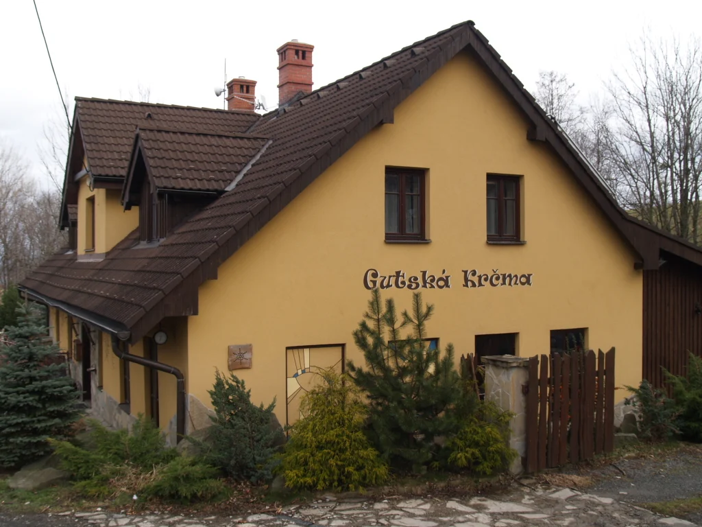 Průčelí krčmy — Gutská krčma