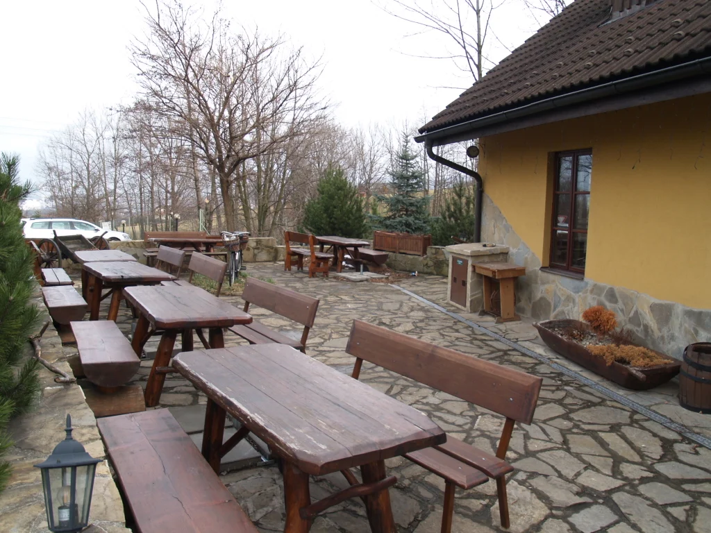 Venkovní stolky — Gutská krčma
