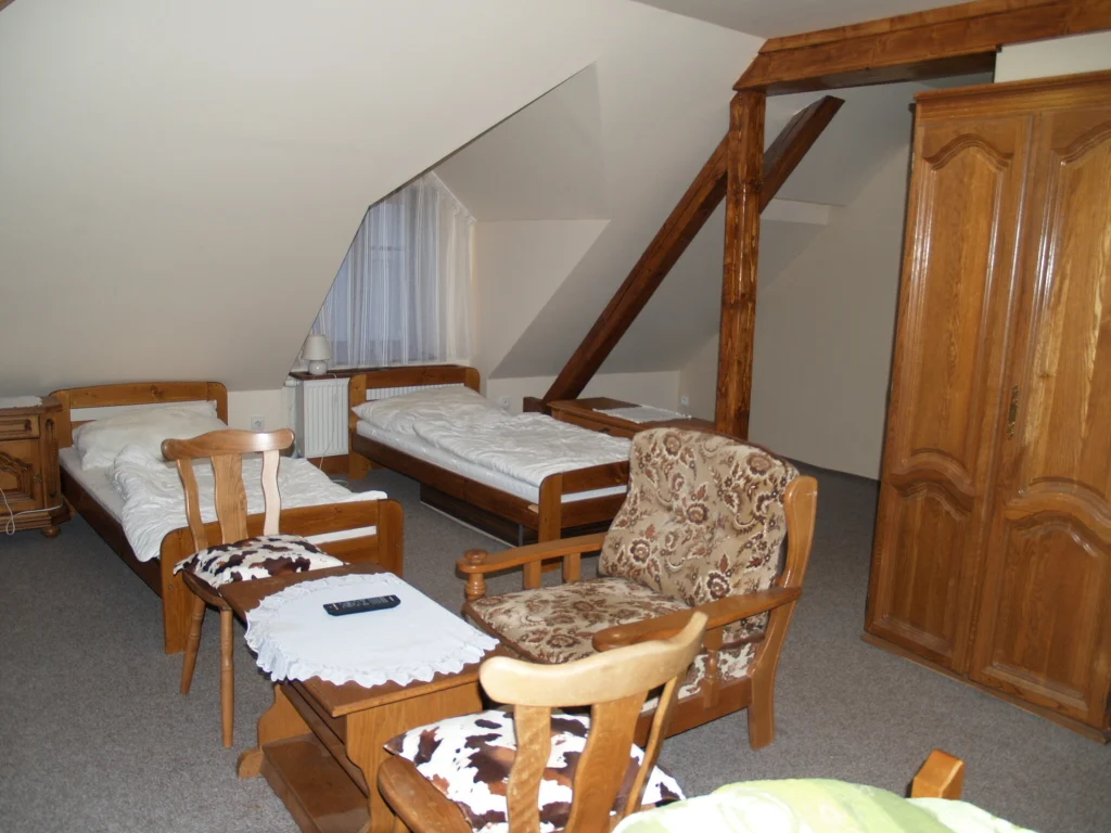 Posezení a lůžka v apartmánu — Gutská krčma